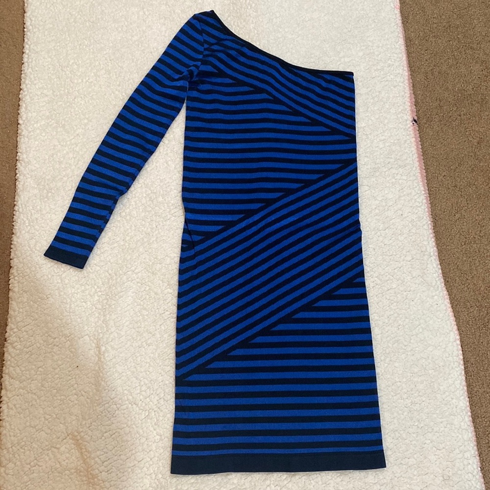 Bebe one sleeve dress